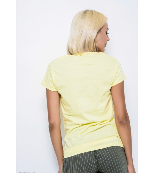 Жовта футболка з фактурним візерунком у тон