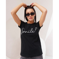 Черная футболка декорированная небольшой надписью