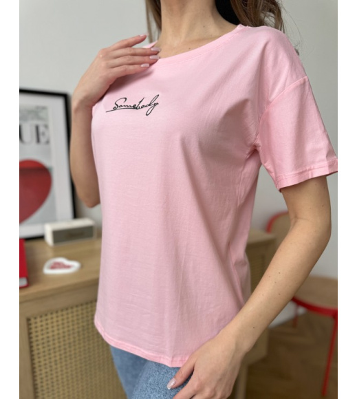 Розовая свободная футболка с вышитой надписью