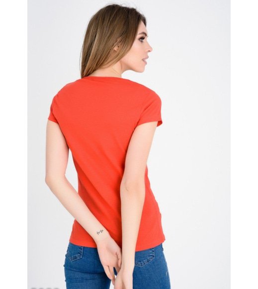Червона футболка зі світлим річним фото-принтом