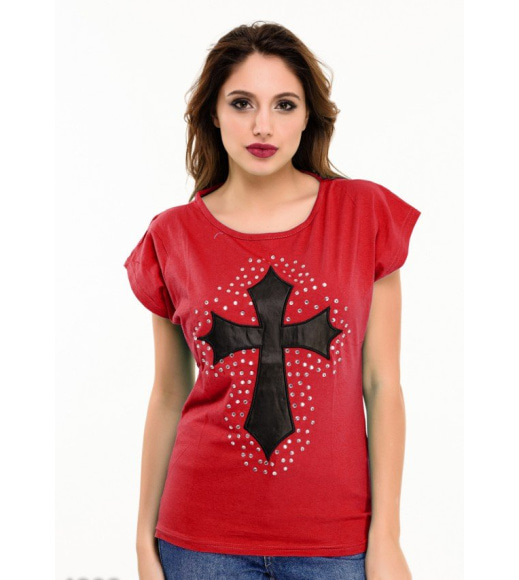 Красная футболка с черным кожаным крестом на груди