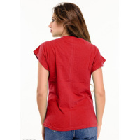 Красная футболка с черным кожаным крестом на груди