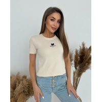 Светло-бежевая футболка в рубчик с вырезом на спинке