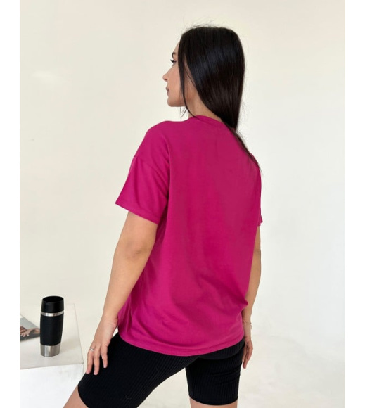 Малиновая футболка оверсайз с цветным принтом