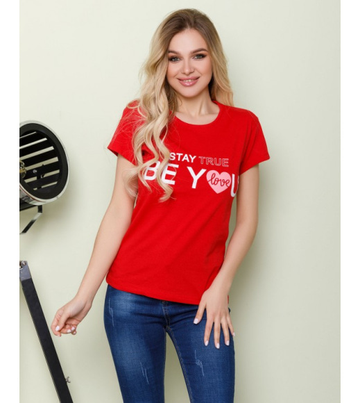Червона футболка з романтичним принтом