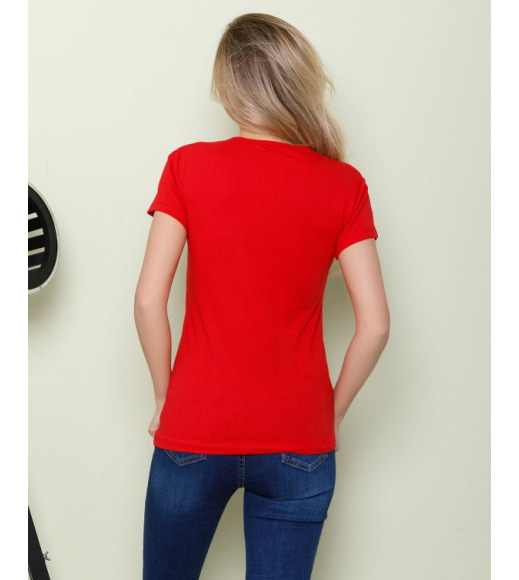 Красная футболка с романтичным принтом