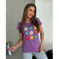 Сиреневая хлопковая футболка с цветным цветочным рисунком