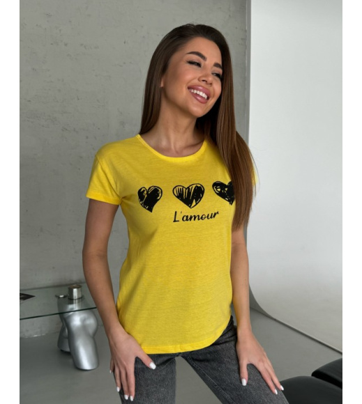 Желтая трикотажная футболка с сердечками и надписью