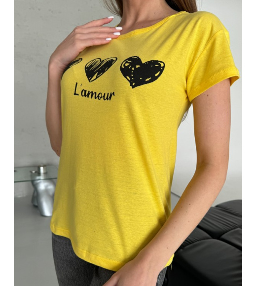 Жовта трикотажна футболка з серцем і написом