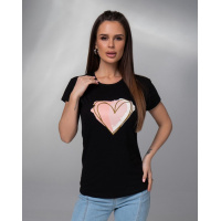 Черная трикотажная футболка с крупным сердцем