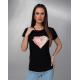 Черная трикотажная футболка с крупным сердцем