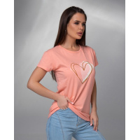 Персикова трикотажна футболка з великим серцем