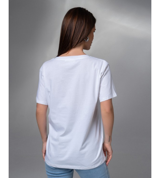 Белая футболка с блестящей надписью