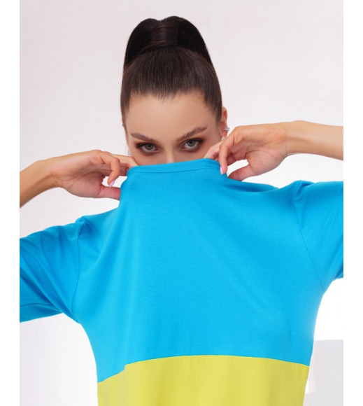 Жовто-блакитна вільна футболка із розрізами