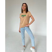 Бежевая футболка с декором-нашивкой