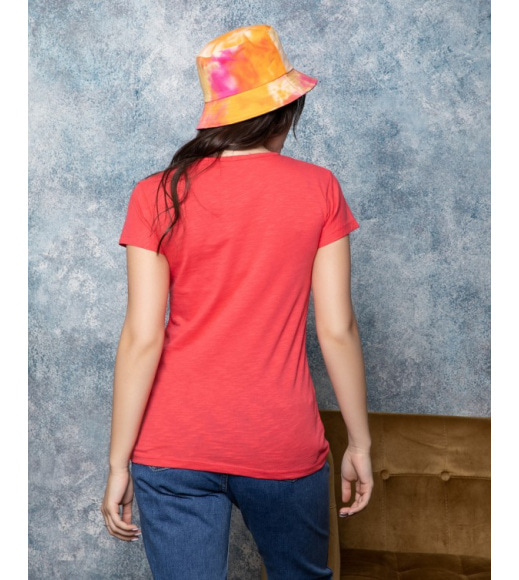 Малинова футболка з кольоровим принтом
