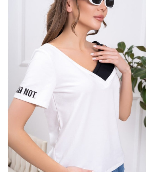 Белая трикотажная футболка со вставкой