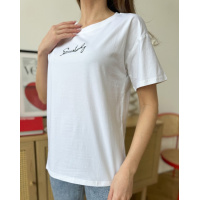 Белая свободная футболка с вышитой надписью