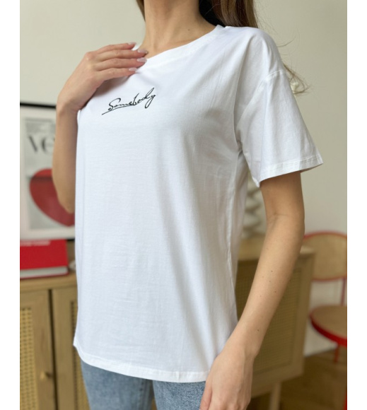 Белая свободная футболка с вышитой надписью