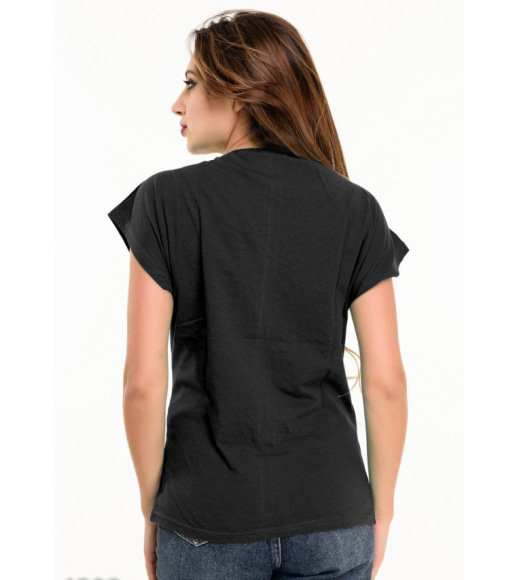 Черная футболка с черным кожаным крестом на груди