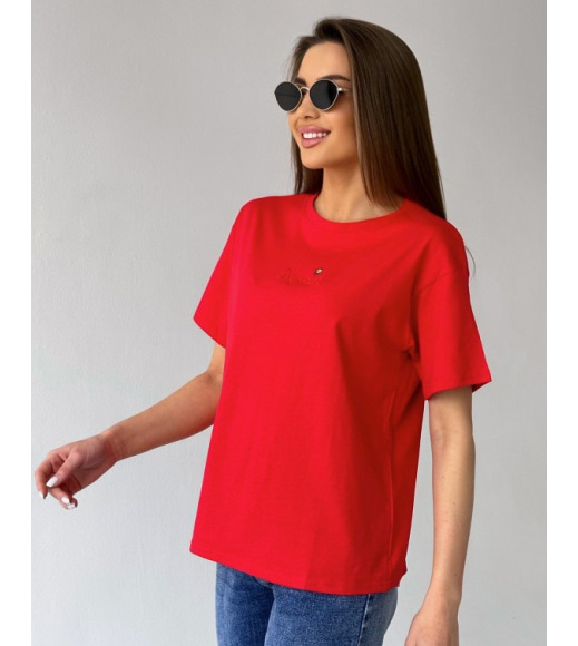 Червона трикотажна футболка з вишитим декором