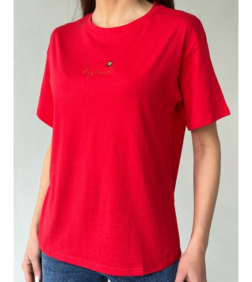 Червона трикотажна футболка з вишитим декором