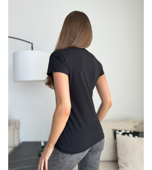 Черная трикотажная футболка с блестящим сердцем