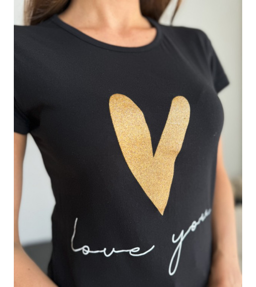 Черная трикотажная футболка с блестящим сердцем