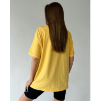 Желтая свободная футболка с орнаментом