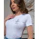 Белая эластичная футболка с надписями