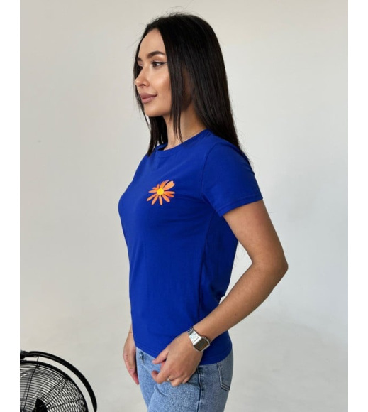 Синяя трикотажная футболка с цветочком