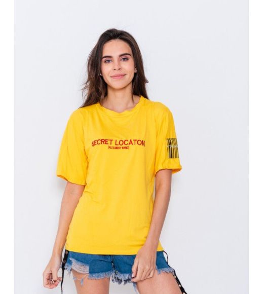 Желтая футболка с вышитыми надписями