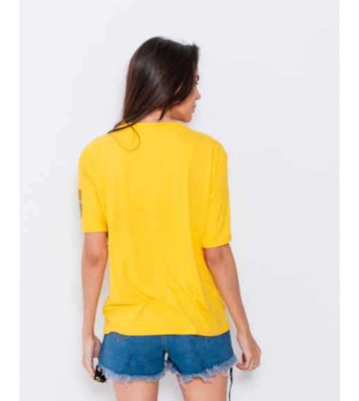 Желтая футболка с вышитыми надписями
