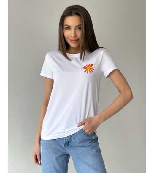 Белая трикотажная футболка с цветочком