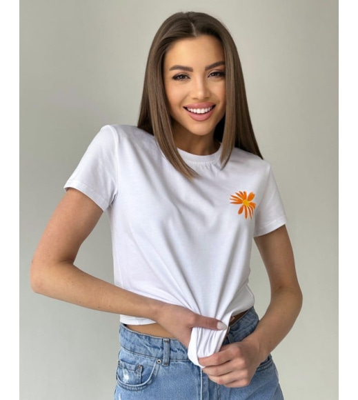 Белая трикотажная футболка с цветочком