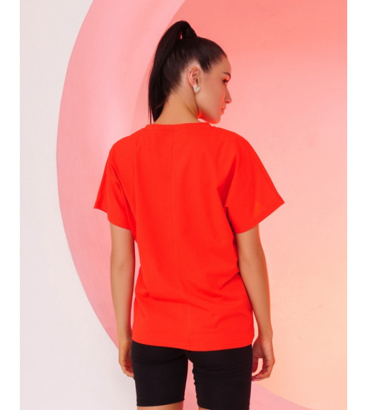 Червона трикотажна футболка з яскравим принтом