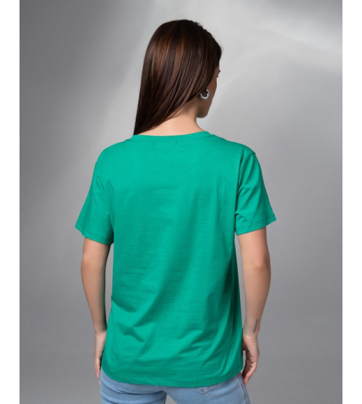 Зеленая футболка с блестящей надписью