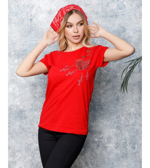 Красная трикотажная футболка с рисованными пайетками