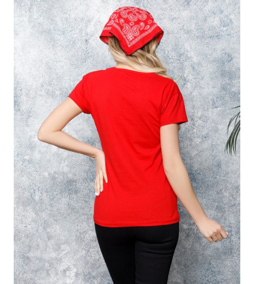 Красная трикотажная футболка с рисованными пайетками