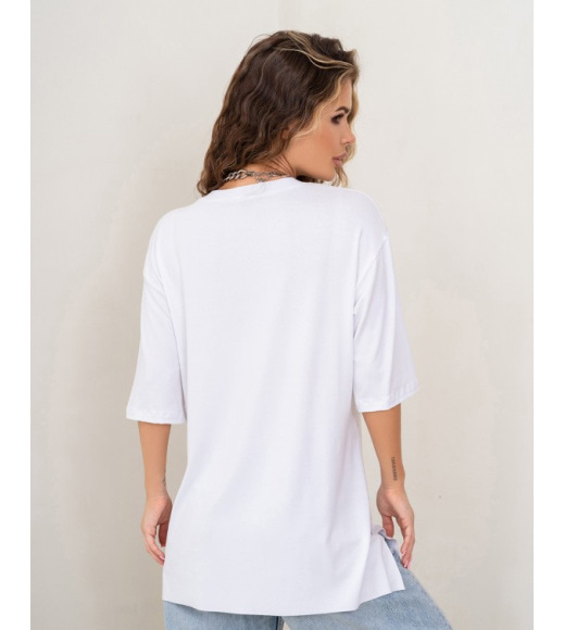 Белая свободная футболка с принтом и разрезами