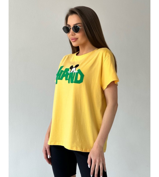 Желтая свободная футболка с нашивкой