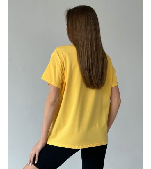 Жовта вільна футболка з нашивкою