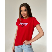 Красная футболка с декором-нашивкой