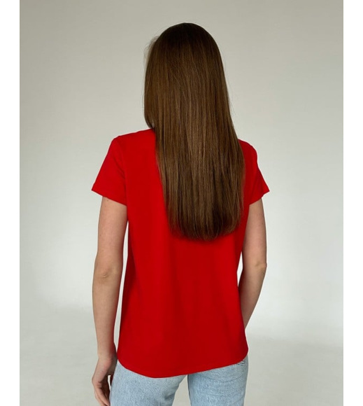 Красная футболка с декором-нашивкой