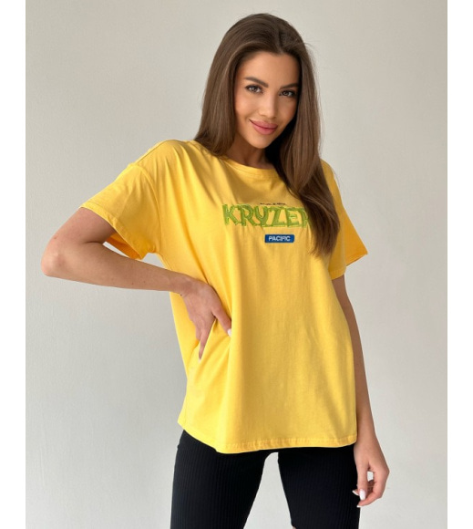 Желтая свободная футболка с нашивками