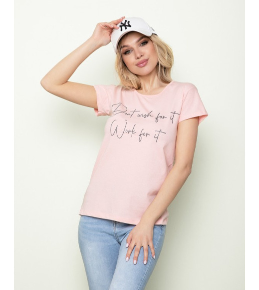 Розовая трикотажная футболка с надписями
