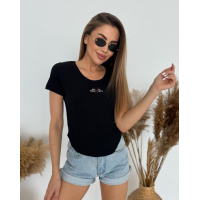 Черная футболка в рубчик с вышитым декором