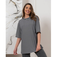 Черно-белая удлиненная футболка в полоску