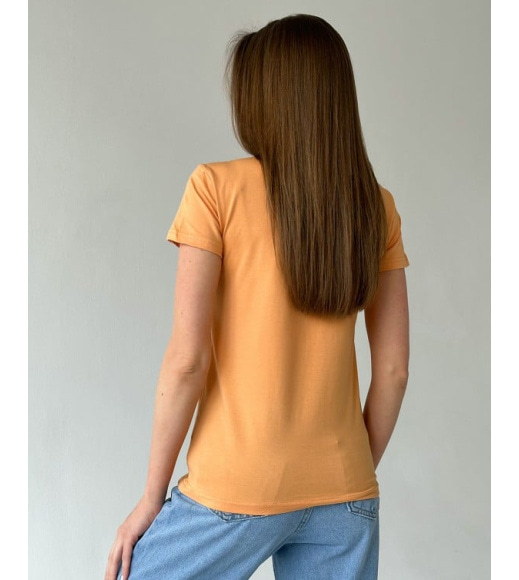 Оранжевая футболка с ярким принтом
