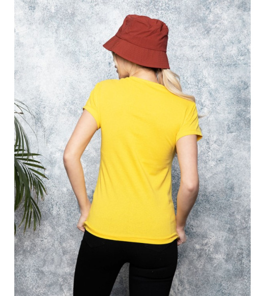 Желтая футболка с крупным цветным принтом